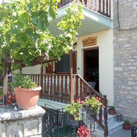 Small Town Apartment Konitsa Bagian luar foto