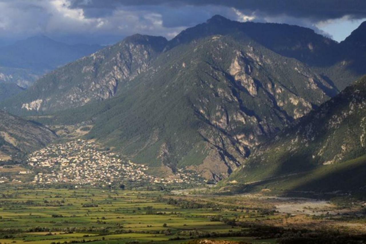 Small Town Apartment Konitsa Bagian luar foto