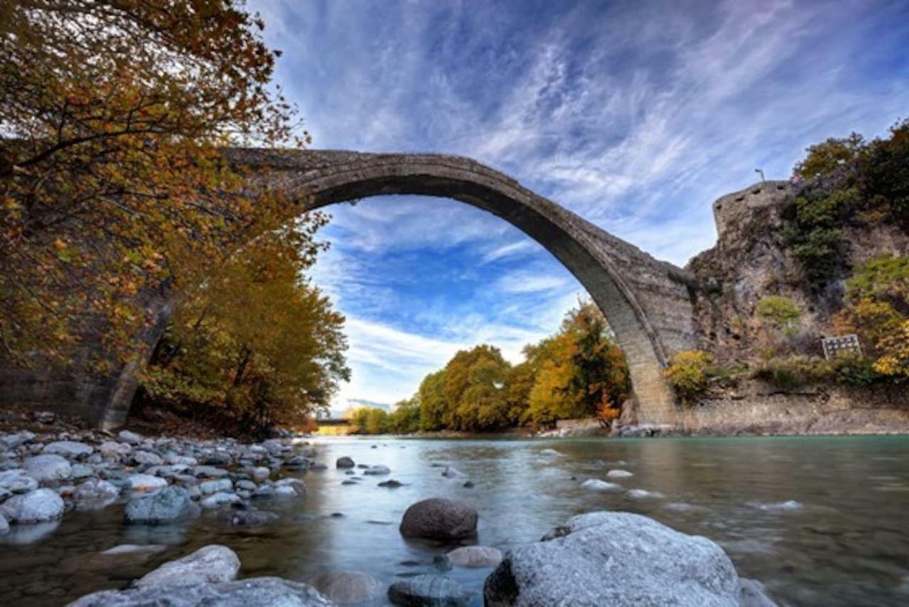Small Town Apartment Konitsa Bagian luar foto